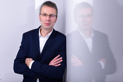 Paulinus Pauly Eine Person lehnt sich an eine Wand